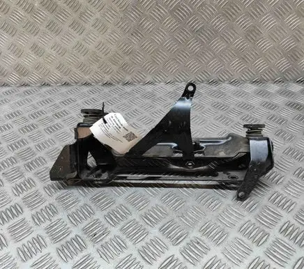 Audi Q8 A/C compressor mount bracket 4KE820195AC 4KE820196K