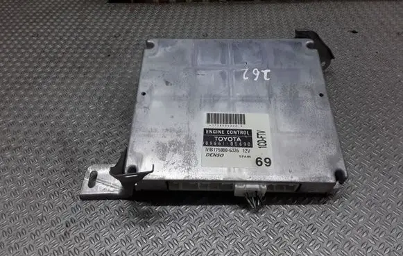 Toyota Avensis T250 Engine control unit/module 8966105690 MB1758006326