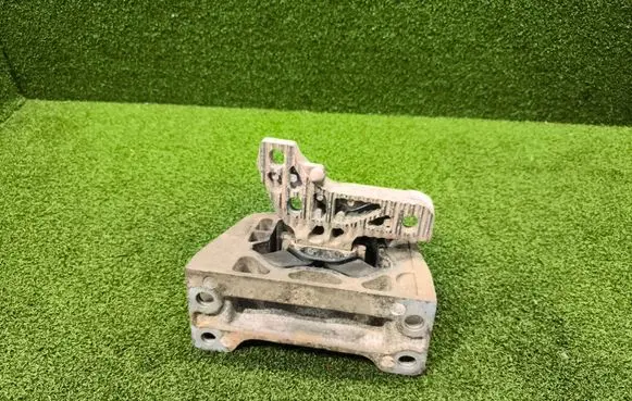 Engine mount bracket
