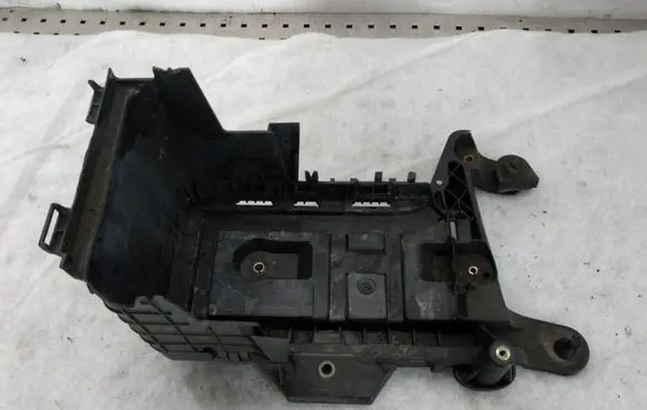 Volkswagen PASSAT B7 Battery tray 1K0915333