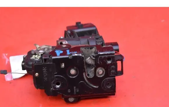 Volkswagen PASSAT B5 Front door lock C3B1837015A