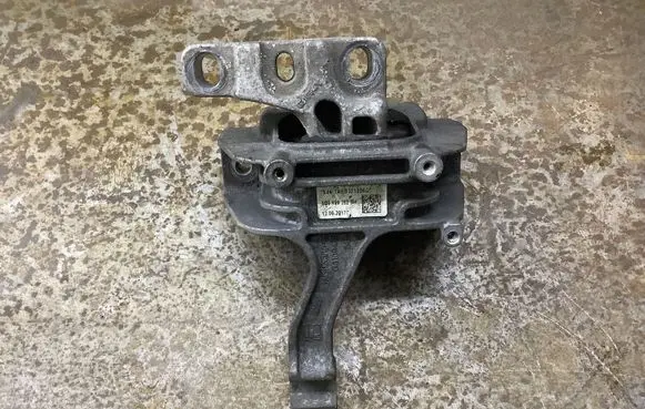 Engine mount bracket