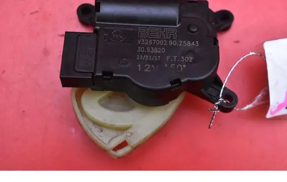 Seat Toledo I (1L) Air flap motor/actuator 30.93820