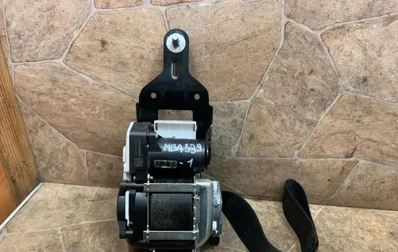 Mercedes-Benz C W204 Front seatbelt 620380500