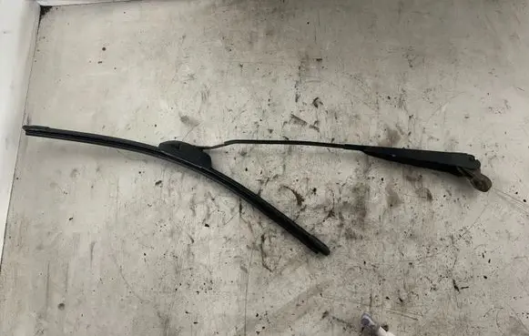 Nissan Navara D22 Front wiper blade arm