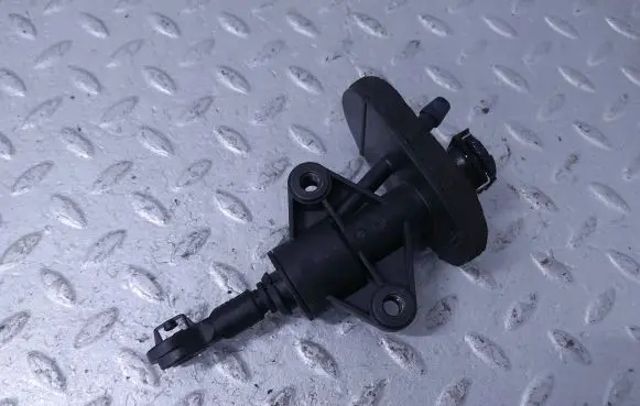 Suzuki Swift III Clutch slave cylinder 2381052R00