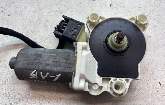 Mercedes-Benz A W169 Front door window regulator motor 0130821971