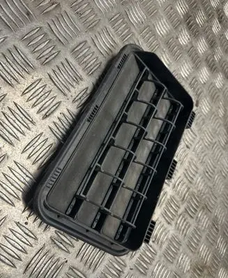 Quarter panel pressure vent