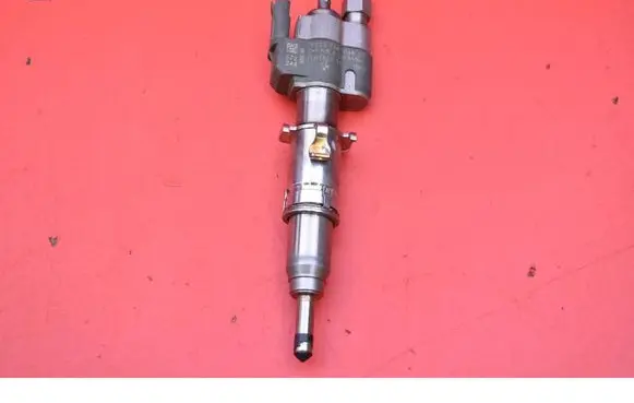 BMW 7 F01 F02 F03 F04 Fuel injector 7589048