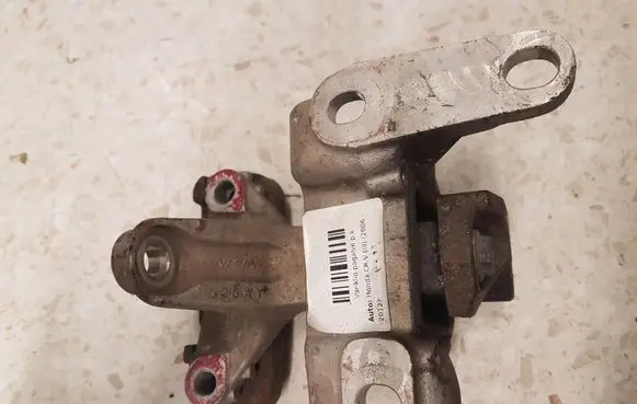 Honda CR-V Engine mount bracket