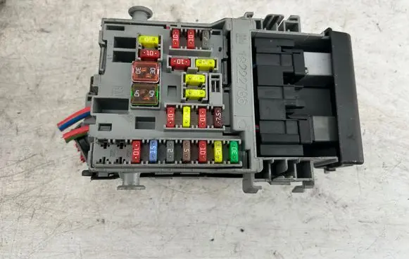 Opel Zafira C Fuse module 13222786
