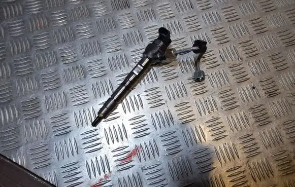 Volkswagen PASSAT CC Fuel injector 04L130277AC