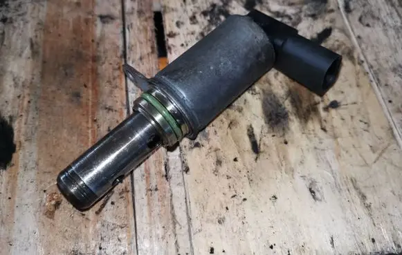 Volkswagen Golf V Camshaft vanos timing valve 03C906455