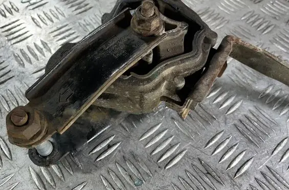 Volvo V60 Engine mount bracket 30748173