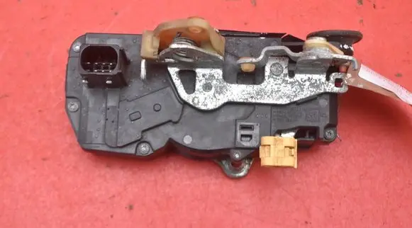 Cadillac CTS Rear door lock