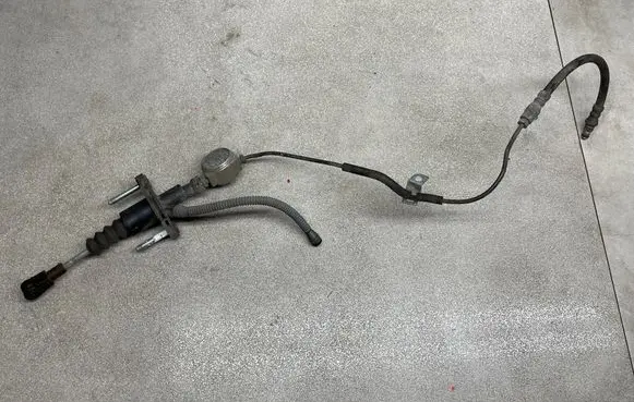 Opel Zafira B Clutch master cylinder 90581565