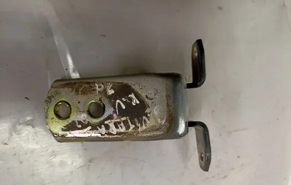 Suzuki Grand Vitara II Front door upper hinge 63JUL