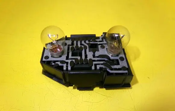 Volkswagen PASSAT B3 Tail light bulb cover holder 333945257