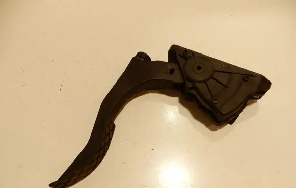 Accelerator throttle pedal