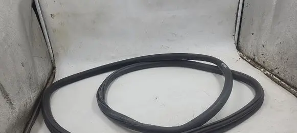 Skoda Octavia Mk2 (1Z) Rear door rubber seal (on body)