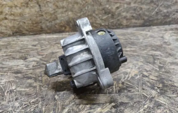 BMW 7 F01 F02 F03 F04 Engine mount bracket 68623513 2211677590602