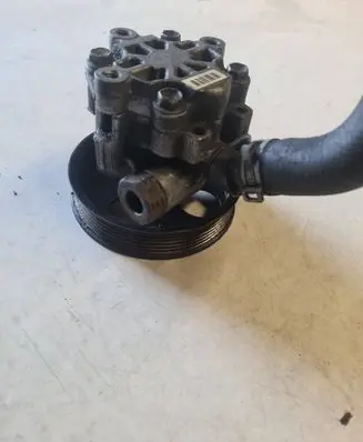 Opel Insignia A Power steering pump 55563329