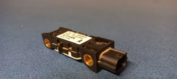 Nissan Primera Airbag deployment crash/impact sensor 98830AY000 05089 0285003019