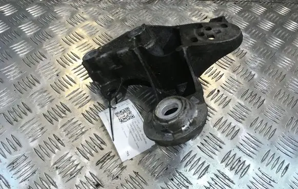 Audi A4 S4 B7 8E 8H Engine mounting bracket 8E0199351