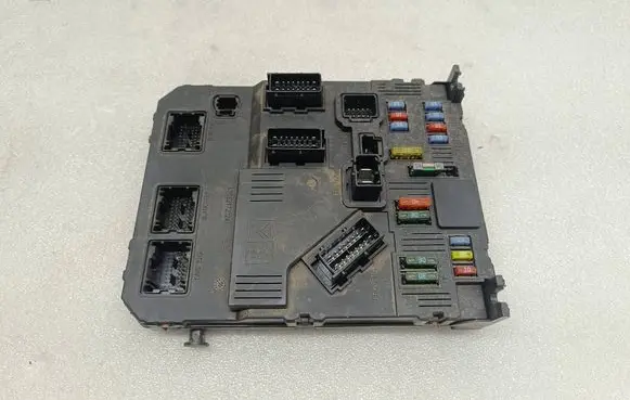 Citroen Berlingo Fuse module 9657999680 S118085320F BSIE3100