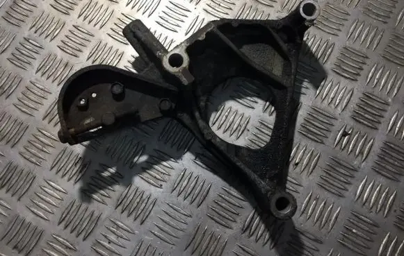 Nissan Almera Tino Engine mounting bracket
