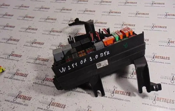 Mercedes-Benz R W251 Fuse module A1645402372