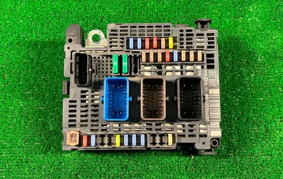 Peugeot 508 RXH Fuse module 9810296480