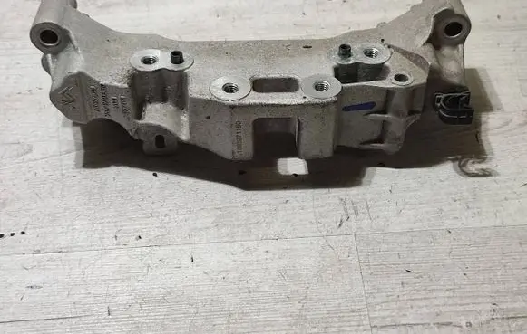 Peugeot 2008 I Engine mounting bracket 9674960380