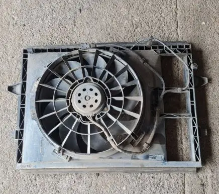 Radiator cooling fan shroud