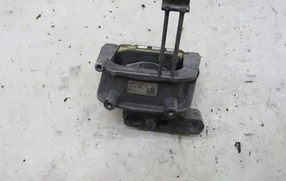 Volkswagen PASSAT B8 Engine mount vacuum valve 3Q0199282J