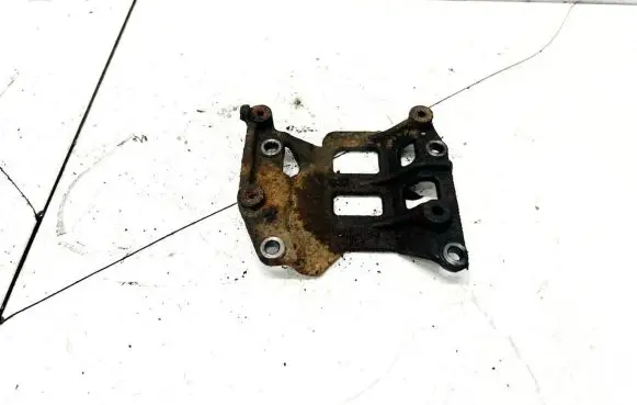 Toyota Avensis T250 Engine mounting bracket