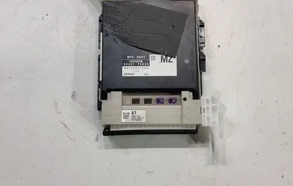 Toyota C-HR I Comfort/convenience module 89221F4030
