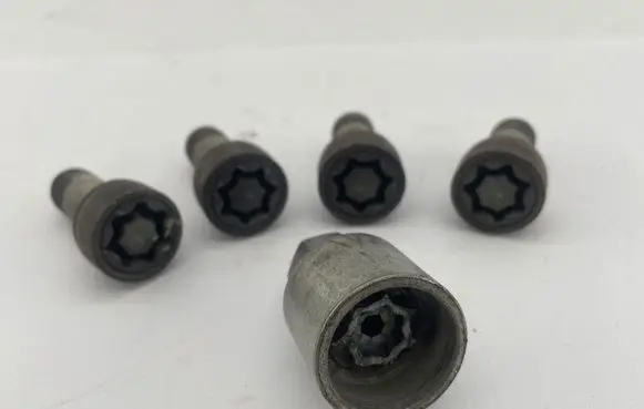 Audi A7 S7 4G Anti-theft wheel nuts and lock 4F0698139C