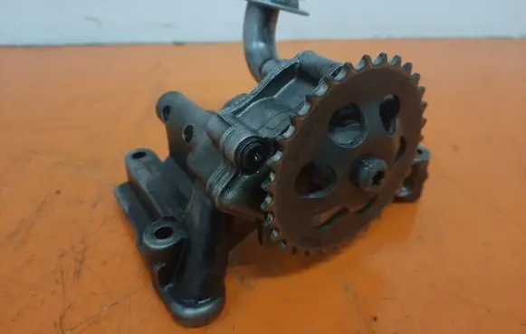 Audi A4 S4 B6 8E 8H Oil pump 06A115121