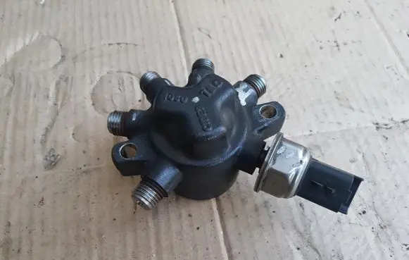Ford Mondeo MK IV Fuel pressure sensor 