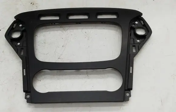 Radio/GPS head unit trim