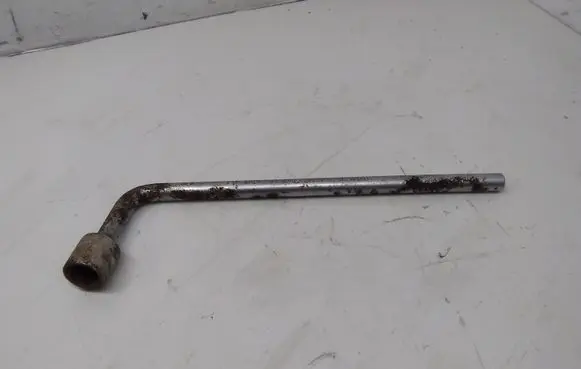 Mercedes-Benz ML W164 Wheel nut wrench A2215810001
