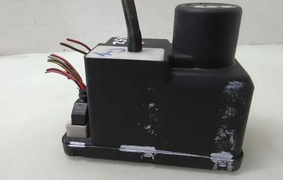 Audi 100 S4 C4 Central locking vacuum pump 4A0862257C