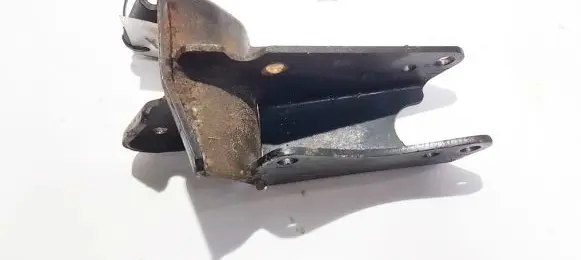 Mitsubishi Carisma Engine mounting bracket