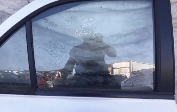 KIA Sorento Rear door window glass