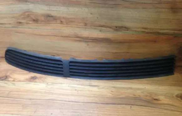 Volkswagen PASSAT B5 Front bumper lower grill 3b0853677a