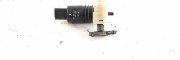 Mercedes-Benz C W204 Windshield washer spray nozzle 2048660221 3091387