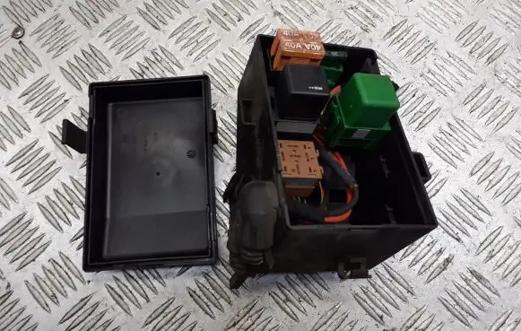 Opel Zafira A Fuse box cover 90560119