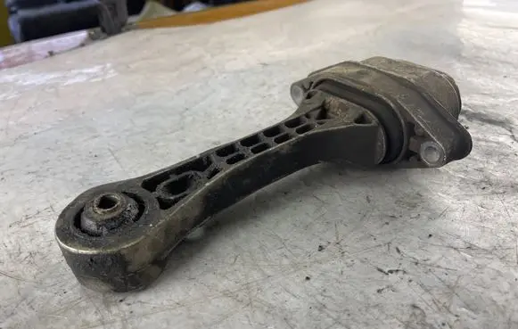 Volkswagen Golf IV Engine mount bracket 1j019985