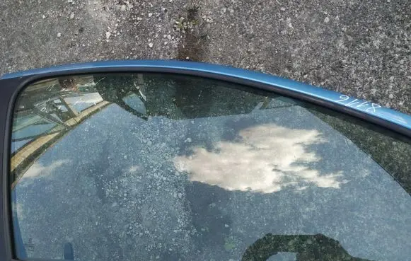 Peugeot 206 Front door window glass four-door